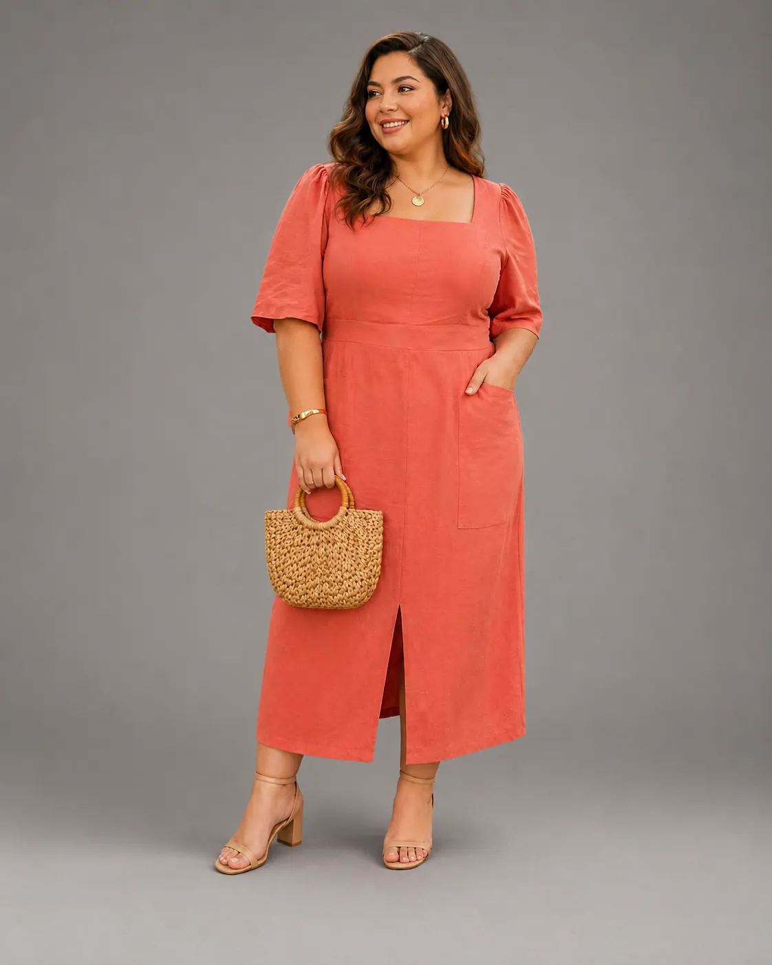 Cliente plus size com vestido midi laranja da Savana Modas