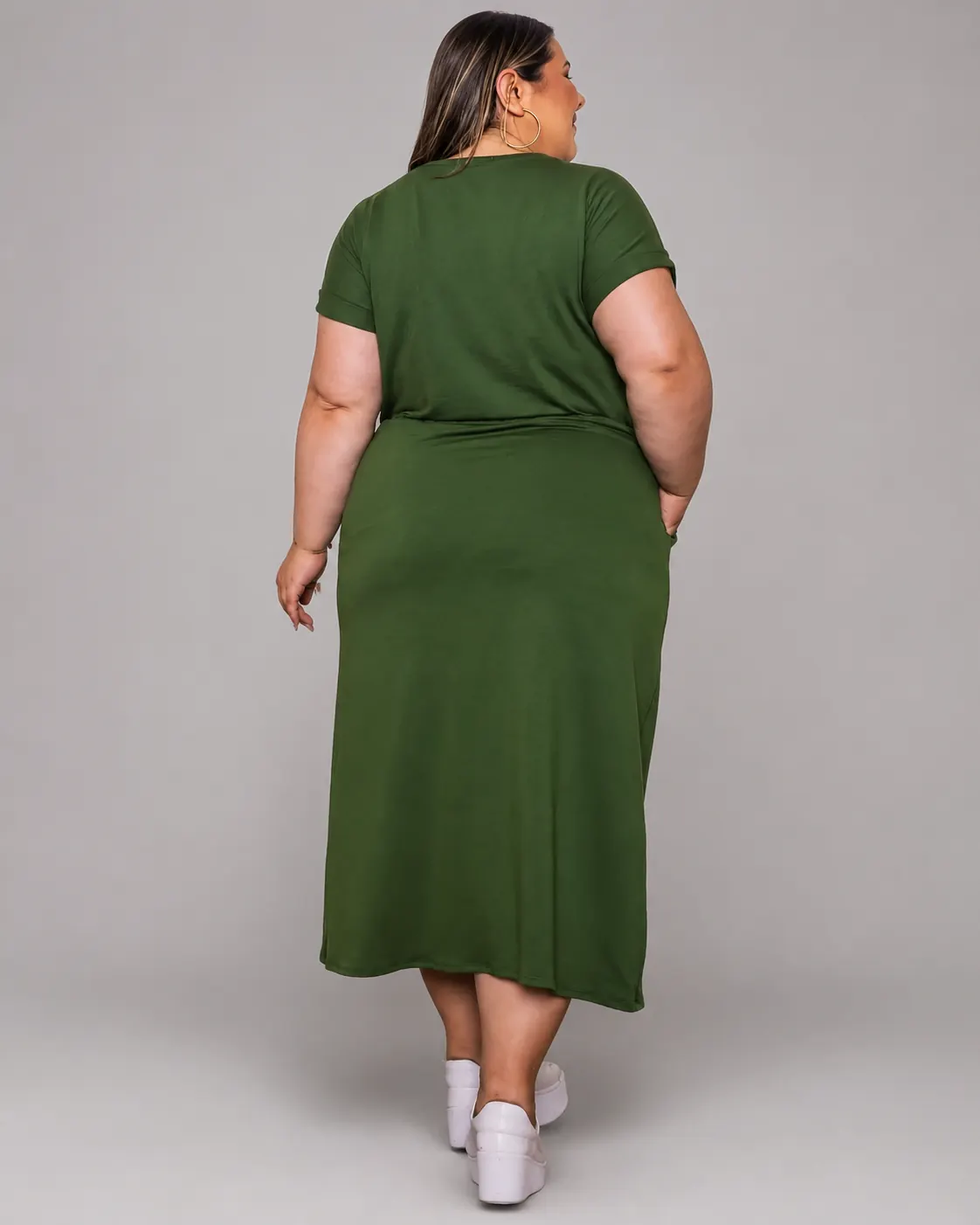 Vestido midi verde plus size com manga curta