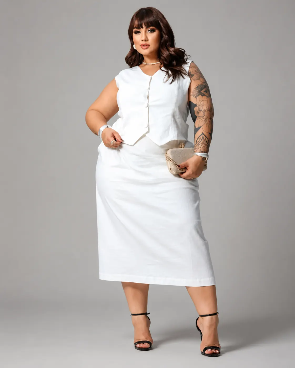 Conjunto plus size: colete branco com saia midi branca