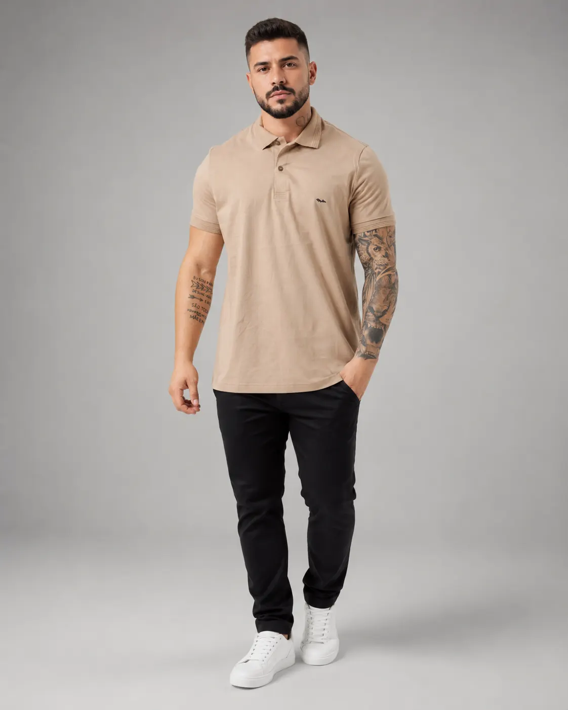 Modelo masculino com polo bege e calça preta — moda masculina Savana Modas