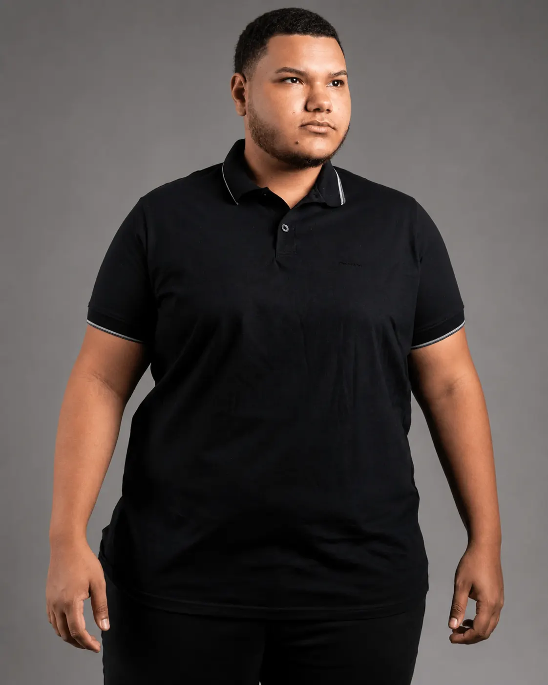 Modelo plus size masculino com polo preta — plus size masculino Savana Modas