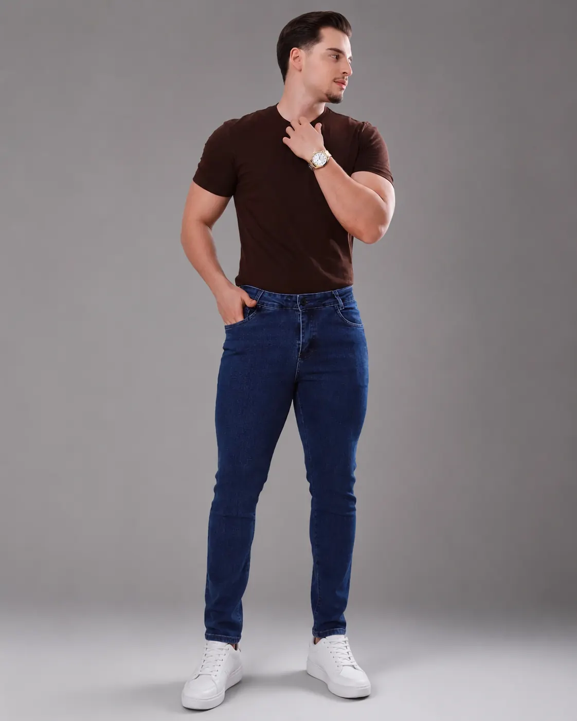 Modelo masculino com camiseta marrom e calça jeans