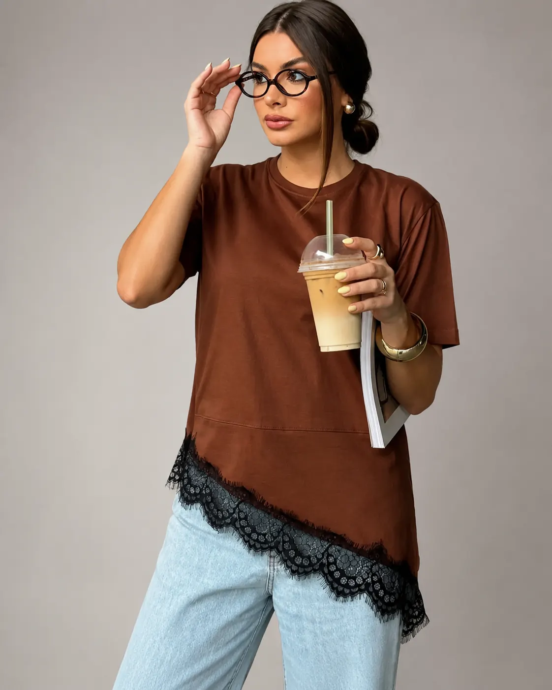 Blusa marrom com barra em renda