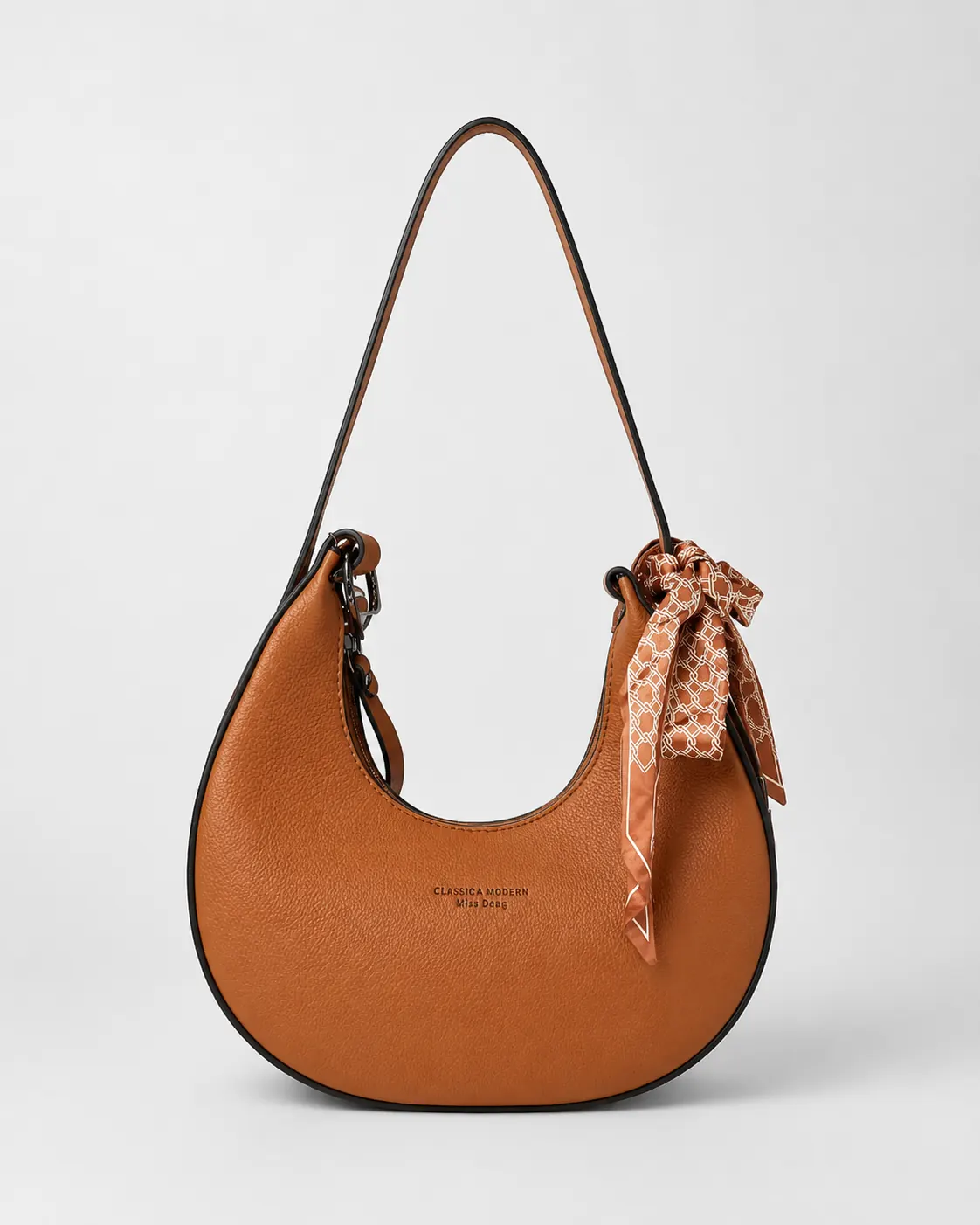 Bolsa hobo caramelo com lenço estampado de detalhe