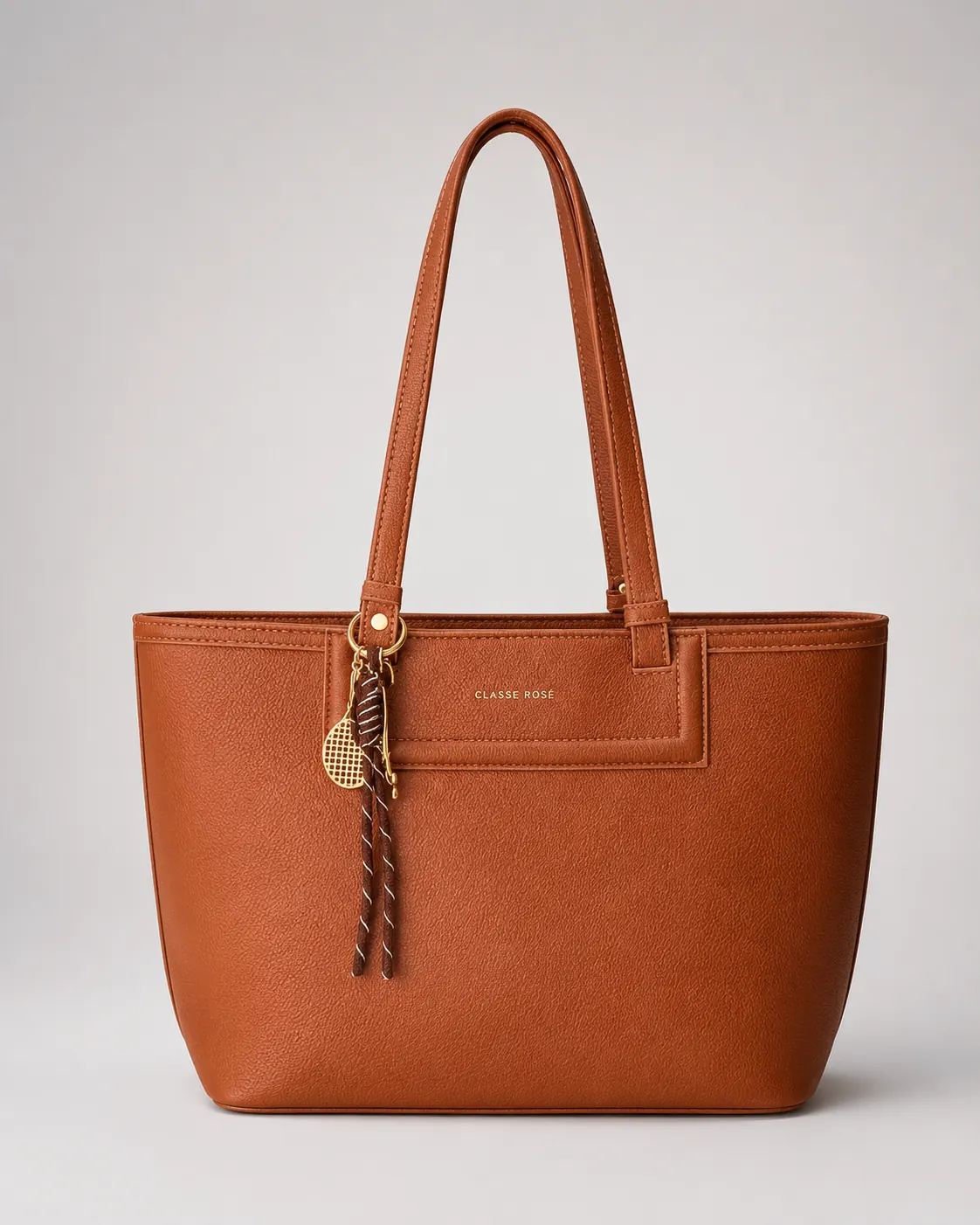Bolsa tote caramelo com pingente e detalhe dourado