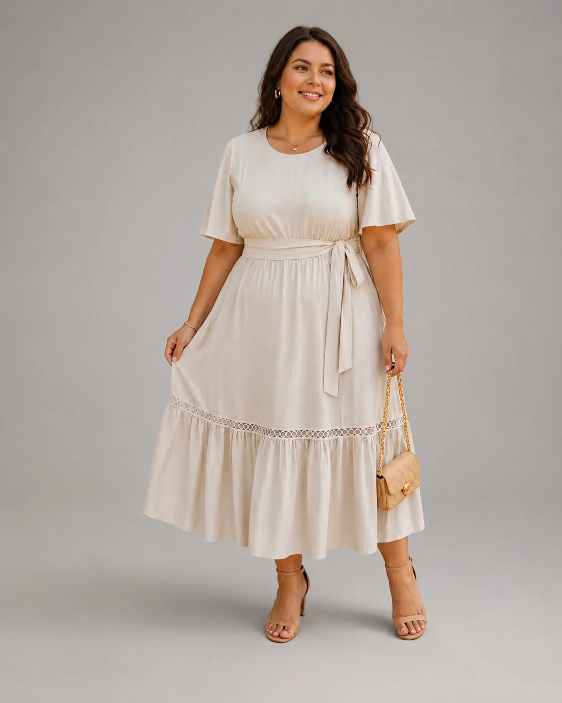 Vestido midi bege plus size com manga curta e cinto