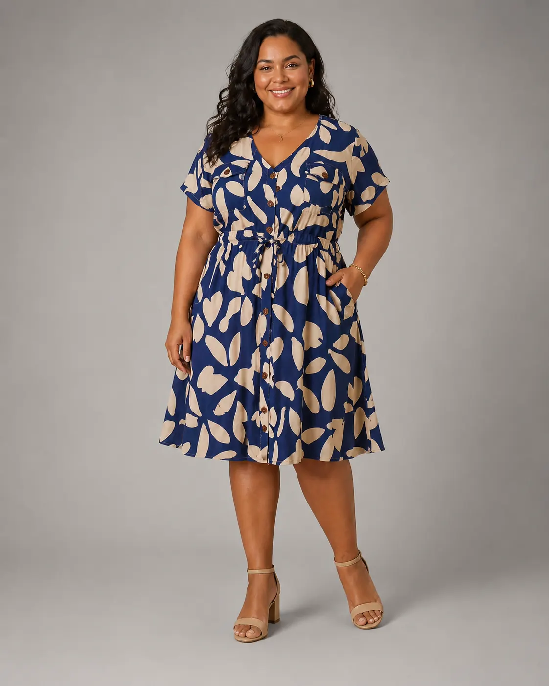 Vestido plus size azul-marinho com estampa floral bege